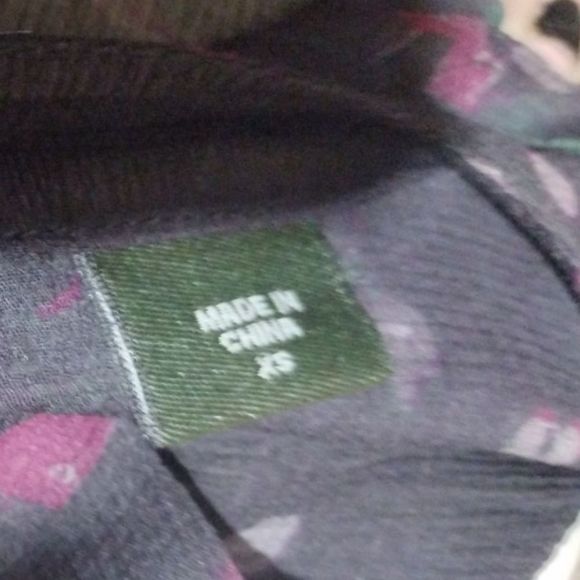 Sheer Long Sleeve V-Neck Top Eddie Bauer Size XS EUC Black & Pink Buttons Pocket - Picture 7 of 8